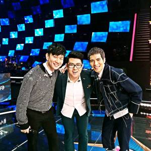 车上没空了你坐小杰身上说说
