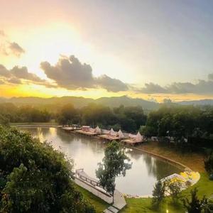 车上没空了你坐小杰身上说说
